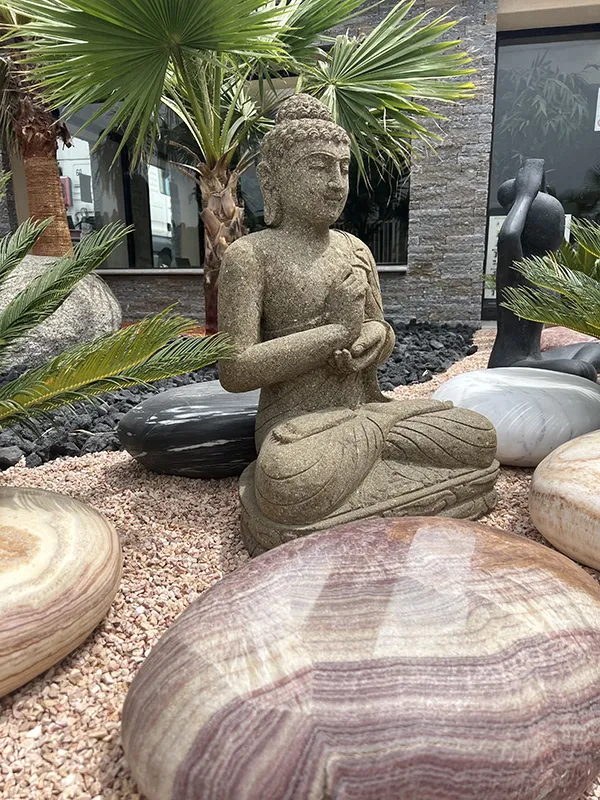 expo grimaud octobre 2022 galets geants graviers rose provence et statue grenn stone bouddha 126 Copie