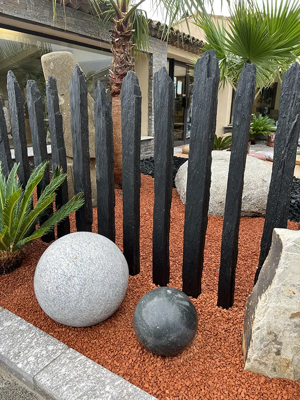 expo grimaud piquets ardoise bouts bruts brique pilee spheres et monolithe quartz multicolore 3