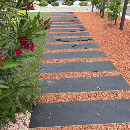 PLAQUES ARDOISE EBANO 100X30CM BRIQUE PILEE ET PELOUSE SYNTHETIQUE