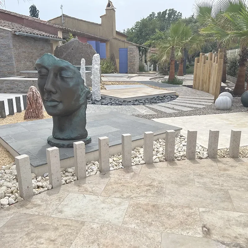 expo grimaud octobre 2022 BORDURES VIEILLIES TRAVERTIN 50X8X8CM ET STATUE VISAGE FEMME 136