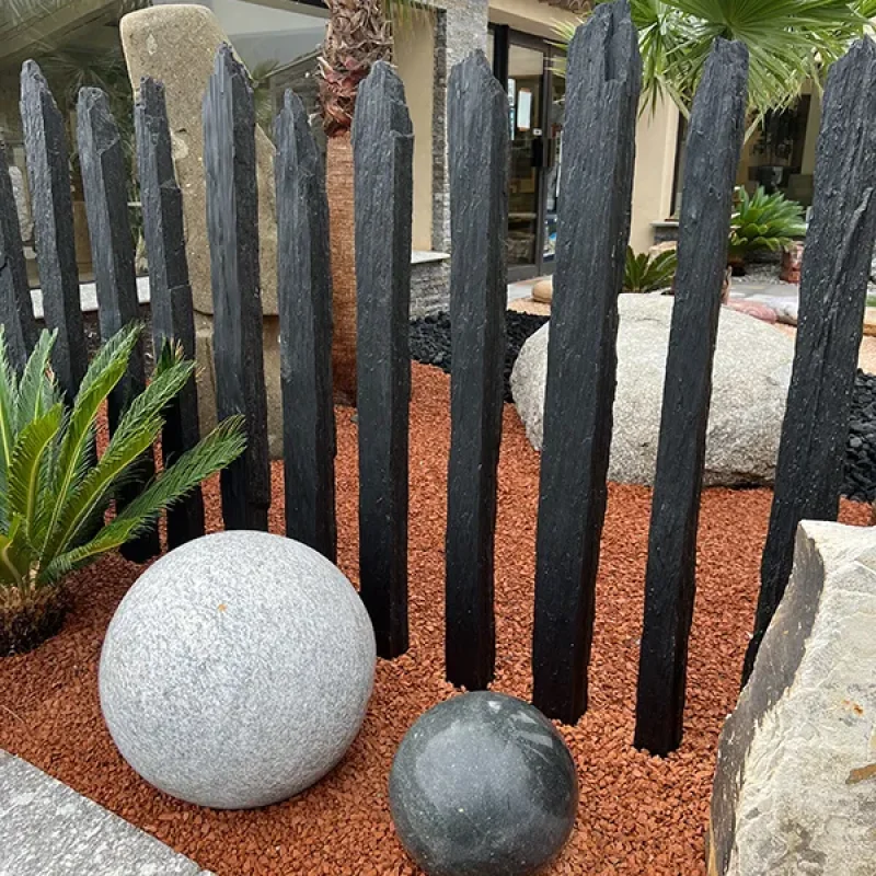 expo grimaud piquets ardoise bouts bruts brique pilee spheres et monolithe quartz multicolore 3
